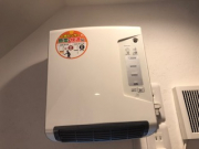トイレ内に自動暖房機新規設置。
