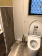 トイレ内の収納。
かなりのワイドスペース。掃除機が何台入るでしょうか？