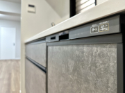 新調されたシステムキッチンには食器洗い乾燥機が完備されています。