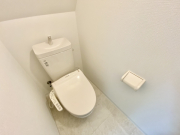 南側のトイレは白を基調としています。温水洗浄便座に新規交換済みです。
