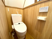 北側のトイレは、ブラウンを基調とした温かみのあるデザインです。温水洗浄便座も付属します。