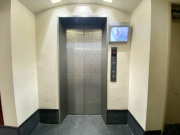 エレベーターにはモニターが設置されています。