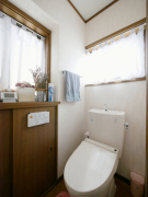 ウォシュレット機能標準設備で快適な温水洗浄便座付きの広く明るいトイレです