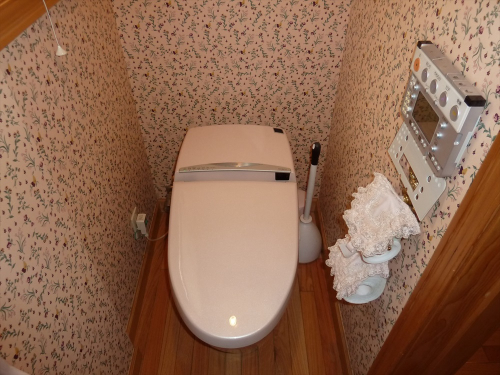 電動開閉タンクレス室暖付き多機能トイレ