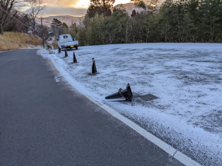 道路が凍ってたのでしょうか？