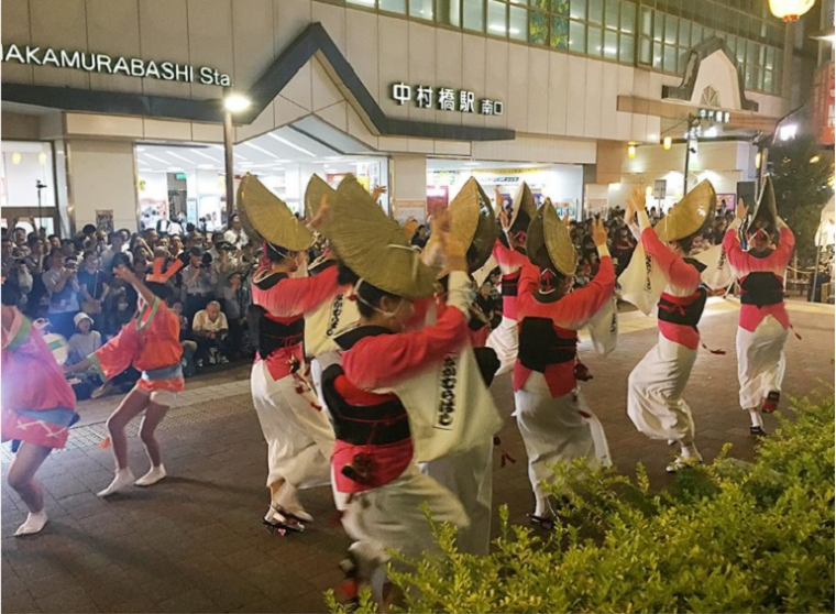 中村橋駅前の広場のステージ演舞