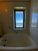 浴室から窓越しに見えるは、海景色～