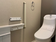 1.2階トイレには小窓を設け圧迫感もなく通気性も◎
手の洗いやすさを考え、広くて深い手洗鉢です※イメージ