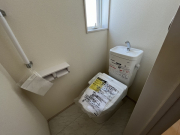 1.2階トイレには小窓を設け圧迫感もなく通気性も◎　朝のトイレ渋滞も緩和されます。