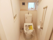 1.2階トイレには小窓を設け圧迫感もなく通気性も◎朝のトイレ渋滞も緩和されます。