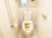 1.2階トイレには小窓を設け圧迫感もなく通気性も◎朝のトイレ渋滞も緩和されます。※イメージ