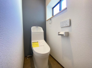 トイレはTOTO製の温水洗浄機能付きに新品交換しました。