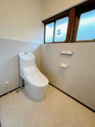 トイレはTOTO製の温水洗浄機能付きに新品交換済です。