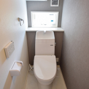 （同社施工・参考写真）1.2階トイレには小窓を設け圧迫感もなく通気性も◎朝のトイレ渋滞も緩和されます。