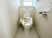 （同社施工・参考写真）1.2階トイレには小窓を設け圧迫感もなく通気性も◎　朝のトイレ渋滞も緩和されます。※イメージ