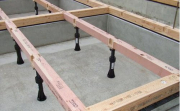 1階の床を支える部材で、しっかりとした荷重性能があります。床を支える床束そのものが腐朽しては意味がありません。こちらの建物は、シロアリや腐朽に無縁の安心の樹脂製を採用しております。
