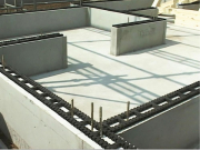 基礎と土台の間に基礎パッキン（20ｍｍ厚）を入れることにより分離させ、土台からの湿気を基礎へ浸透するのを防ぎます。また、床下換気が可能です。