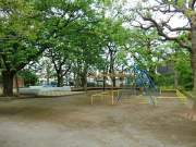 田柄中央児童公園まで270m 周辺の子供たちやお年寄りの憩いの場です。頻繁にシルバー人材の方が清掃しており、いつも綺麗です