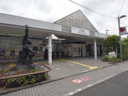 西武新宿線「上井草」駅まで600m 西武新宿まで約20分。周辺は商店街や住宅地が広がります。南口はガンダムのモニュメントがお出迎え