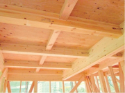 構造用面材を土台と梁に直接留めつける工法で、床をひとつの面として家全体を一体化することで、横からの力にも非常に強い構造となります。家屋のねじれを防止し、耐震性に優れた効果を発揮します