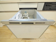 「ビルトインタイプ食器洗乾燥機」通常の手洗いでは使用出来ないほど高温のお湯や高圧水流を使うことにより汚れを効果的に落とすことができる。殺菌効果が非常に高く哺乳瓶などを使う家庭で需要が高く大変便利。 (