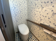 トイレ１つ目。きれい除菌水できれい長持ち！タンクレスで空間スッキリ！