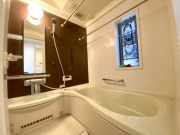 浴室には広々とした浴槽と窓があり、開放的な気持ちでご入浴頂けます。