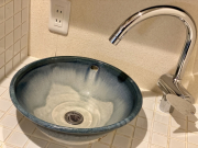 藍色をベースカラーとした洗面ボウルに、スマートな蛇口がおしゃれな洗面台です。