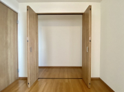 2階の約7.2帖の居室には、壁の一面を使用した大容量のクローゼットが付属します。