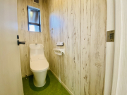 2階のトイレは1階とはまた違うデザインでグリーンのカーペットにホワイト系の木材を使用したナチュラルティストです。