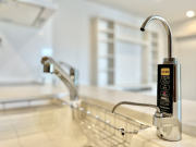 キッチンの水栓には浄水機能が備え付けられております。