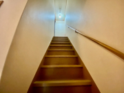 階段を１階から撮影してます。安全手すり付きの広々階段です。