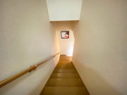 階段を２階から撮影しています。安全手すり付きの階段です。