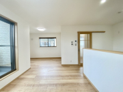 LDKは2階のワンフロアを全て使用し、ゆっくりくつろげる贅沢な空間を作り出してくれます。