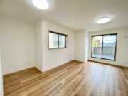 LDKは2階のワンフロアを全て使用し、ゆっくりくつろげる贅沢な空間を作り出してくれます。