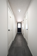 廊下のクロスや扉はホワイト、床はグレーで全体をモノクロで統一。部屋に入った瞬間にオシャレな雰囲気に包まれます。