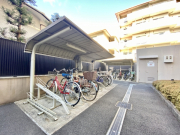自転車置き場、バイク置き場、駐車場完備のマンションです。