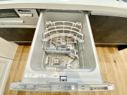 システムキッチンには食器洗浄乾燥機が付属します。