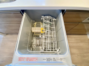 システムキッチンには食器洗浄乾燥機が付属します。