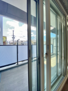 LDKの窓は複層ガラスを採用しており、室内の密封性が高く、静かな環境でお寛ぎ頂けます。