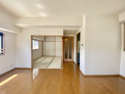 LDKは和室とスライド式扉で間仕切りが出来るようになっている為、扉を開けると広々とした空間になります。