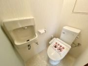 温水洗浄便座式トイレです。手洗いスペースもございます。