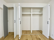約6.8帖の居室にも、大容量の収納スペースが付属します。