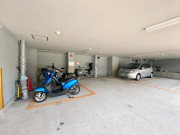 駐車場です。月額１８０００円で利用可能です。空き状況はお問い合わせください。