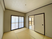 約6.0帖の和室はLDKに隣接しており、バルコニーに繋がる窓より日光が差し込む開放的な空間です。