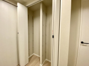 廊下に、扉付きの大容量の収納棚がございます。