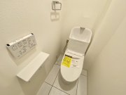 トイレも新規交換済です。温水洗浄便座が付属します。