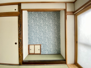 和室２は床の間があり、雅な雰囲気です。小窓の様な扉を開けると、収納スペースが現れます。