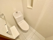 トイレが温水洗浄便座式トイレに新規交換されています。