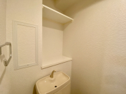 トイレは収納棚があり、掃除用品の収納等に役立ちます。